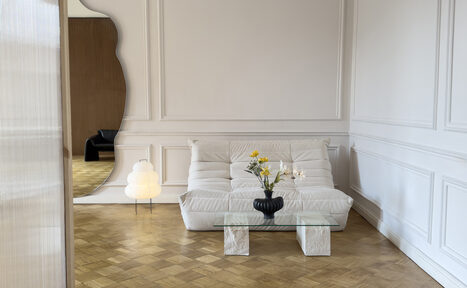 Арендовать Светлое пространство с большим зеркалом и балконом