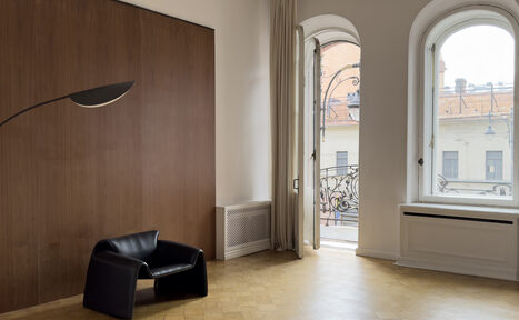 Арендовать Светлое пространство с большим зеркалом и балконом