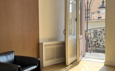 Арендовать Светлое пространство с большим зеркалом и балконом