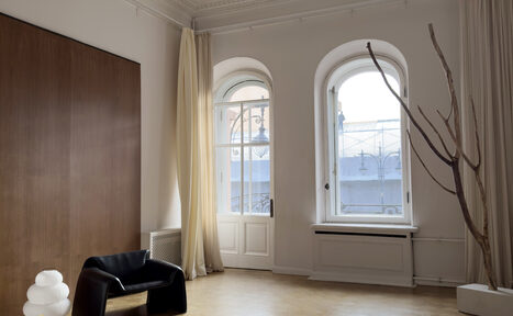 Арендовать Светлое пространство с большим зеркалом и балконом