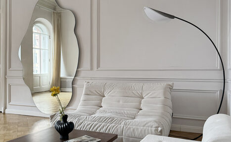 Арендовать Светлое пространство с большим зеркалом и балконом