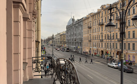 Арендовать Светлое пространство с большим зеркалом и балконом