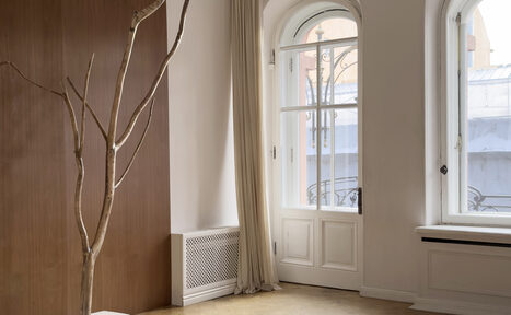 Арендовать Светлое пространство с большим зеркалом и балконом