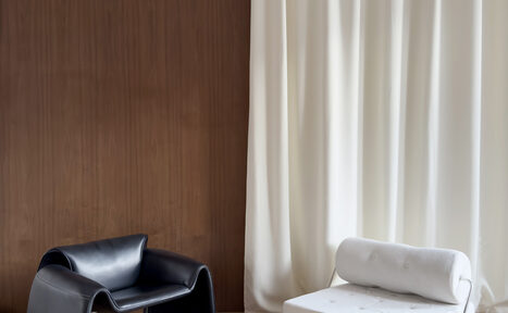 Арендовать Светлое пространство с большим зеркалом и балконом