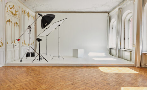 Арендовать Большой светлый зал в классическом стиле с камином