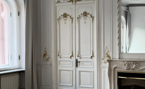 Арендовать Большой светлый зал в классическом стиле с камином