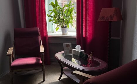 Арендовать Кабинет с удобными креслами и массажным столом