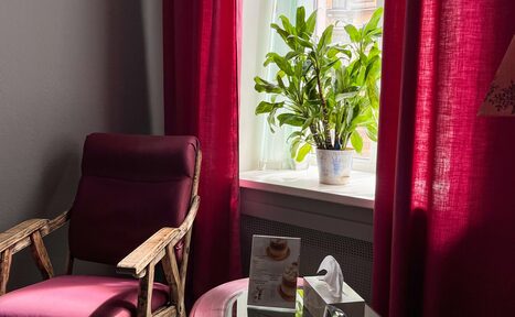 Арендовать Кабинет с удобными креслами и массажным столом