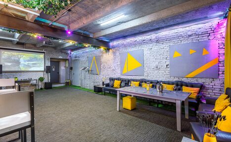 Арендовать Уютный лофт с яркими акцентами с летней верандой