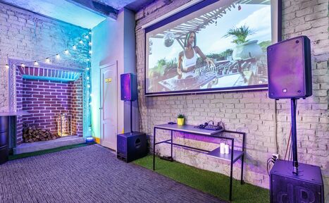 Арендовать Уютный лофт с яркими акцентами с летней верандой