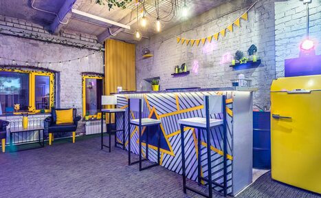 Арендовать Уютный лофт с яркими акцентами с летней верандой