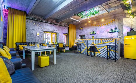 Арендовать Уютный лофт с яркими акцентами с летней верандой