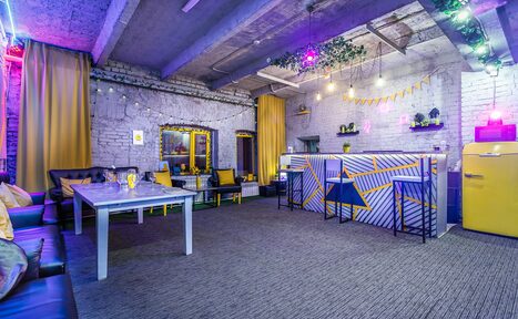 Арендовать Уютный лофт с яркими акцентами с летней верандой