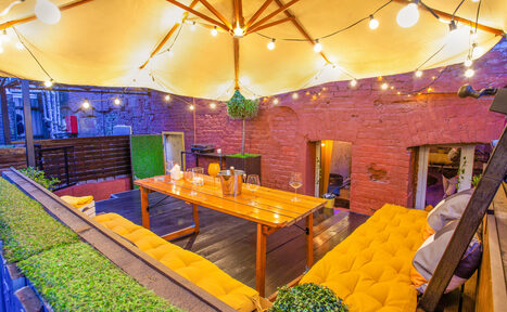 Арендовать Уютный лофт с яркими акцентами с летней верандой