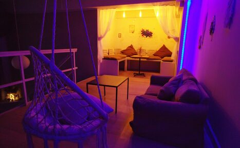 Арендовать Гостиная. Светлый двухуровневый зал с большим окном