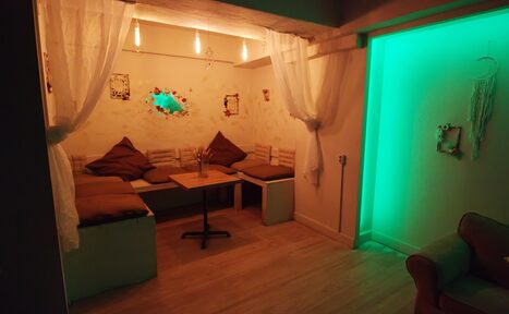 Арендовать Гостиная. Светлый двухуровневый зал с большим окном