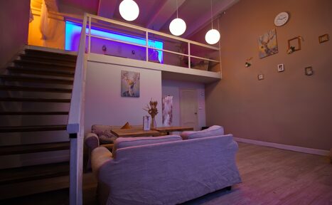 Арендовать Гостиная. Светлый двухуровневый зал с большим окном