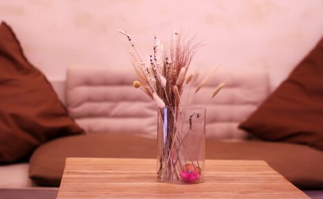 Арендовать Гостиная. Светлый двухуровневый зал с большим окном