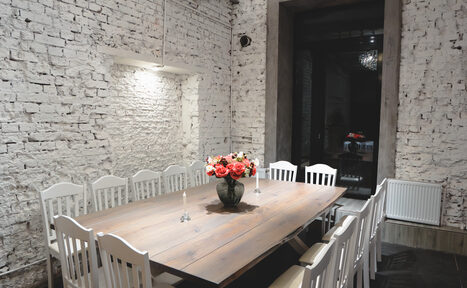 Арендовать Белый лофт с яркой мебелью