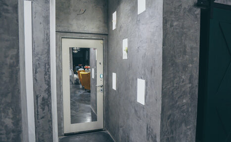 Арендовать Белый лофт с яркой мебелью