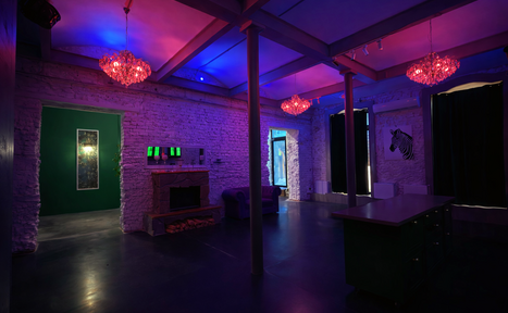 Арендовать Белый лофт с яркой мебелью