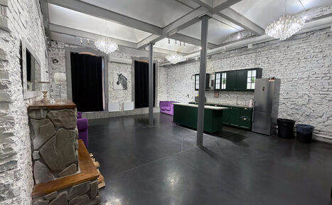 Арендовать Белый лофт с яркой мебелью