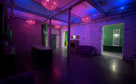 Арендовать Белый лофт с яркой мебелью