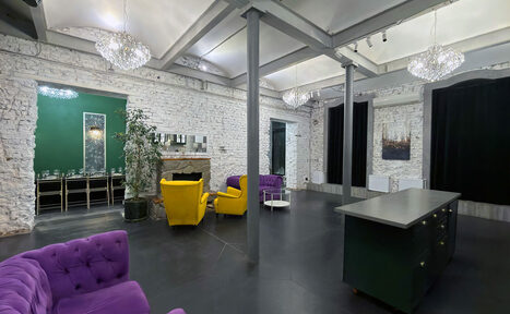 Арендовать Белый лофт с яркой мебелью