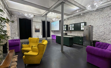 Арендовать Белый лофт с яркой мебелью