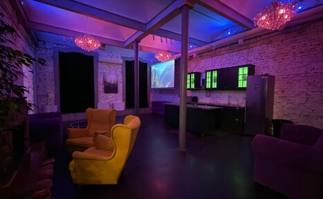 Арендовать Белый лофт с яркой мебелью