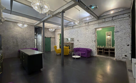 Арендовать Белый лофт с яркой мебелью