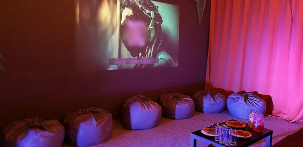 Зал Ямайка. Лофт с большим диваном и экраном