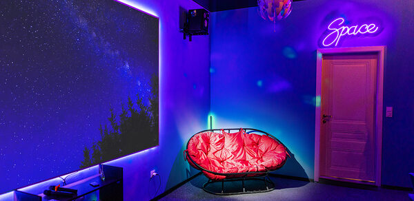 Зал Космос. Тёмная лофт-комната 