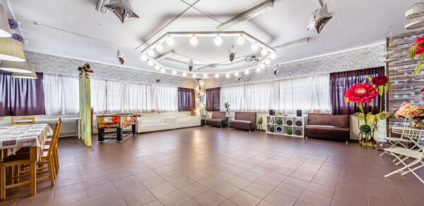 Яркое пространство для отдыха и вечеринок