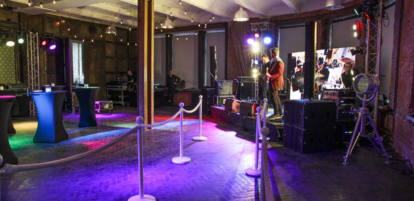 FotoFaktura. Просторный зал в стиле лофт для вечеринок