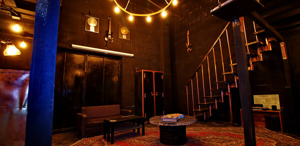 Questmakers Двухуровневый зал в стиле loft