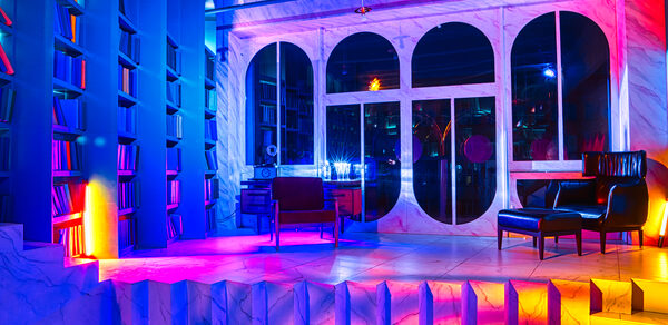 Стильный двухуровневый лофт с панорамным видом