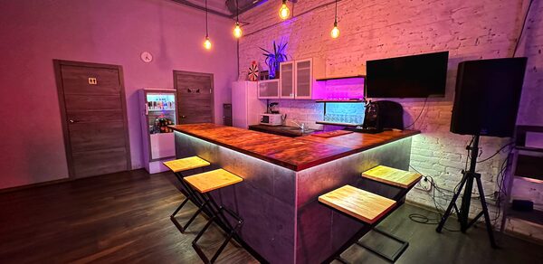 Просторный лофт в центре города. Девушка и мужчина поют на сцене в небольшом дыму