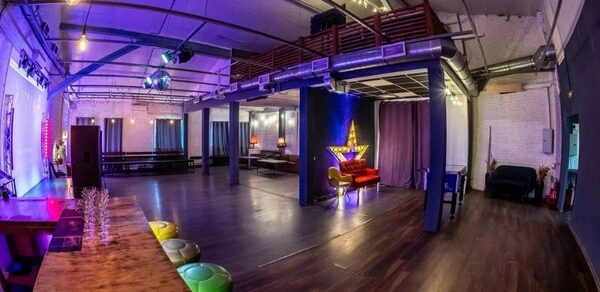 Просторный лофт в центре города. Барная стойка со стульями. Телевизор с большой колонкой. Холодильник