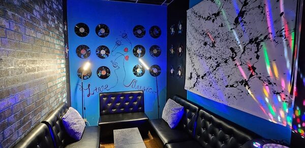 Типичный Питер. Лофт-зал в стиле диско