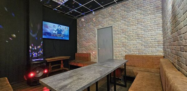 Типичный Питер. Лофт-зал в полосатом стиле