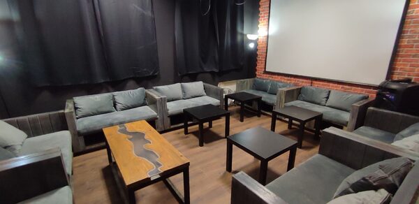 Типичный Питер. Зал с играми