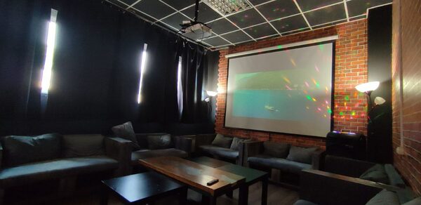 Типичный Питер. Зал с играми