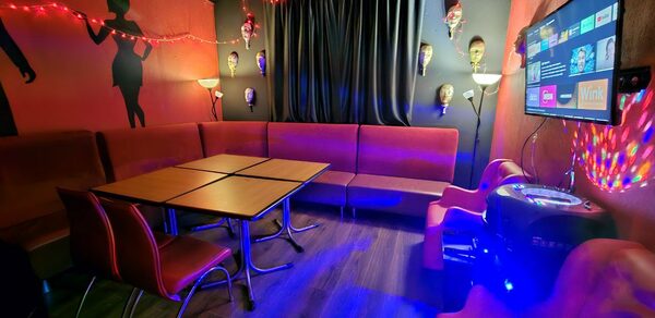 Типичный Питер. Лофт-зал в стиле Мафия