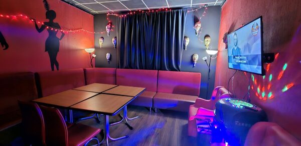 Типичный Питер. Лофт-зал в стиле Мафия