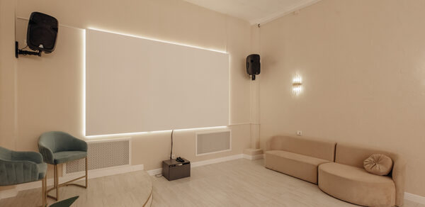 Просторный зал со сценой