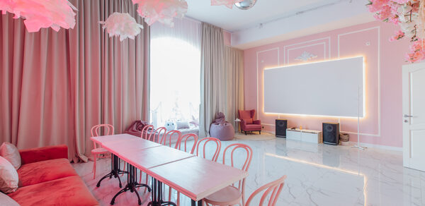 Зал Барби. Лофт с нежными цветами