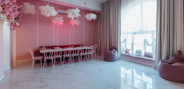 Зал Барби. Лофт с нежными цветами