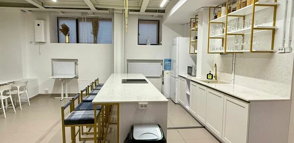 Светлый лофт с кухней