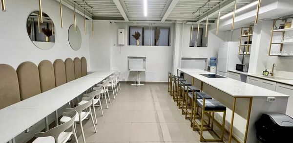 Светлый лофт с кухней